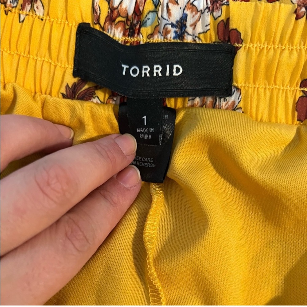 Torrid - Wide Leg Pants Yellow Floral Chiffon Semi Sheer with Short - Size 1 - Picture 6 of 8